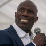Terrell Davis says he was handcuffed on United Airlines flight